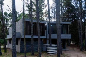 Casa moderna abraza la naturaleza en costa esmeralda